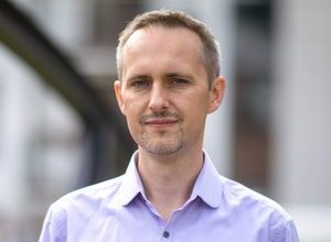 Syllabuzz to ja! To moje zawodowe „dziecko” do którego dorastałem przez bardzo długi czas. To coś co jest odzwierciedleniem mojej osobowości, ambicji, zdobytego doświadczenia zawodowego a także niechęci do marnowania czasu prywatnego na telewizję czy filmy na youtubie.