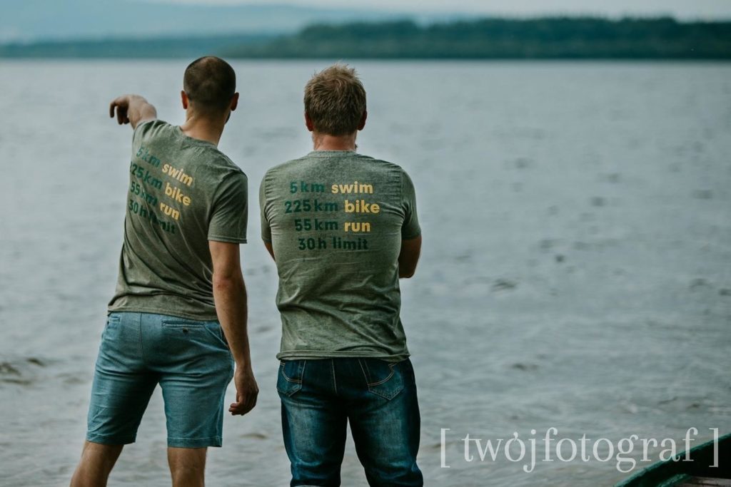 HardaSuka Ultimate Triathlon Challenge HardaSuka to najtrudniejsze wyzwanie ever: 4,5 kilometra pływania w lodowatych wodach Zalewu Orawskiego, 225 kilometrów rowerem dookoła Tatr, a na koniec 55 kilometrowy ultra bieg przez całe Polskie Tatry. Całość to 8 tysięcy metrów przewyższenia.