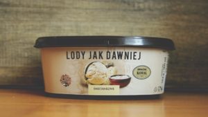 Lody jak dawniej od Bracia Koral to przykład nazwy eponimicznej celującej w nostalgię, sentyment, podróż po dawnych smakach, w czasie. Konrad Gurdak